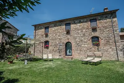 Image de Maison de campagne avec piscine et vue panoramique, idéale pour les familles avec enfants