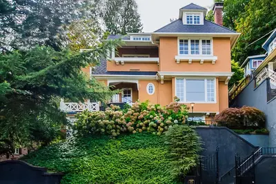 Image de Downtown Portland Vintage Craftsman, vue exceptionnelle sur la ville et les montagnes.