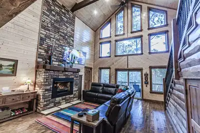 Image de Happy Tree Cabin (2 chambres, jusqu'à 8 personnes, Loft avec Kid's Hideaway)