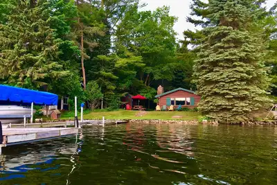 Image de Chalet en bois rond sur le magnifique lac de Charlevoix!