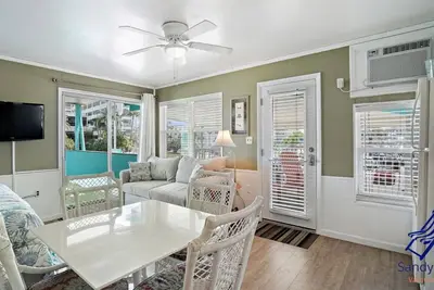Image de Sea Rocket 15 N Redington Beach Nouvellement décorée au deuxième étage avec vue sur le Roi Lit avec efficacité Wifi gratuit et parking