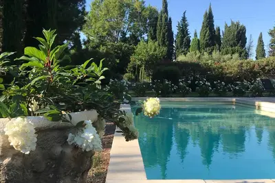 Image de Villa / Mas provençal avec piscine chauffée et beaux jardins privés