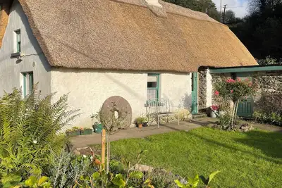 Image de Cottage irlandais traditionnel dans un cadre magnifique