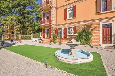 Image de Appartement à Gardone Riviera Villa Paolina avec un parking intérieur gratuit