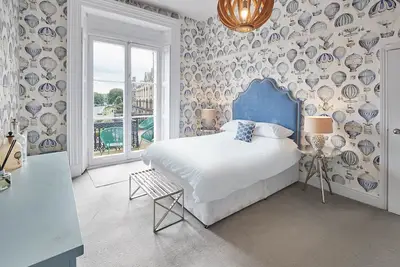Image de Appartement de luxe en bord de mer spacieux au premier étage avec balcon et vue superbe
