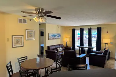 Image de Pool View Condo pour 8 personnes avec 2 Br, 2 Ba, Cuisine et Rénové Intérieur