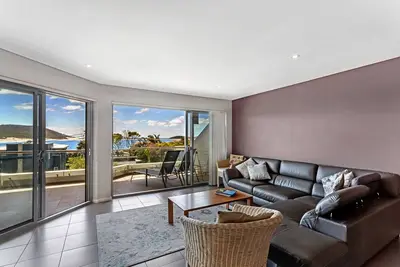 Image de Family Friendly Beach Apartment w / Vues spectaculaires sur la baie - 100m de la plage!