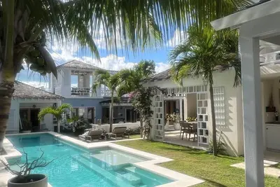 Image de Crown Affair: retraite de designer sur Charming Village Lane avec vue sur la piscine et le coucher du soleil