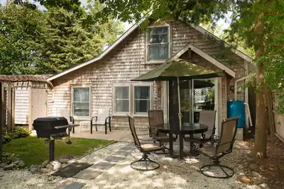 Image de Location à la semaine et au mois disponible dans Cozy, Backyard Cottage