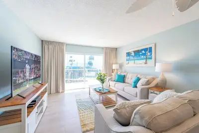 Image de Brand New Bright et Beachy Direct Oceanfront Condo - à côté de la jetée!