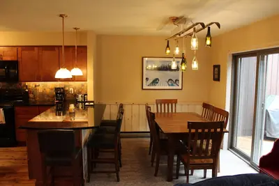 Image de Marchez sur les pistes de Windham! Grande maison de ski pour les familles. Golf, vélo et randonnée aussi.