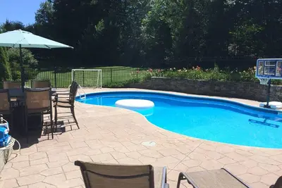 Image de «West Coast»: maison de 5 chambres avec piscine dans un quartier chic.