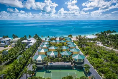 Image de Bs arrivent tous les jours, vues sur la plage et la piscine, quai, bain à remous, tennis, paradis tropical