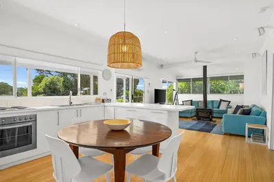 Image de Boat House - 7 Guests | 4 Bedrooms | 4 Beds | 1 Bathroom - Master Bedroom: Queen bed, Bedroom 2: Queen bed, Bedroom 3: Bunk bed, Bedroom 4: Single bed