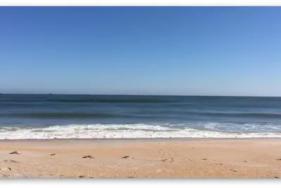 Image de Grande maison de plage de Vilano avec piscine et accès direct à l'océan.