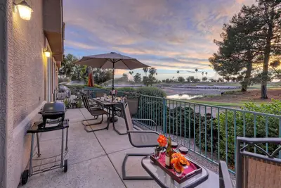 Superstition Lakes 2 Br Condo; Vues de golf; Gated Community w / piscine chauffée et spa