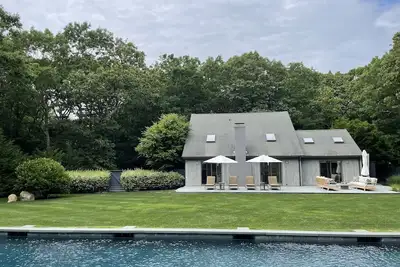Image de Retraite élégante, élégante et sereine - East Hampton Central & Private Location!