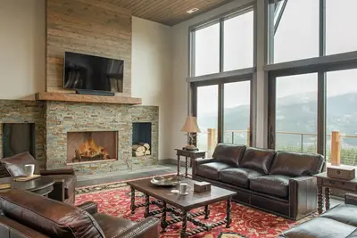Image de Ski-in nouvellement construit à la maison avec un bain à remous privé et vue sur Lone Peak