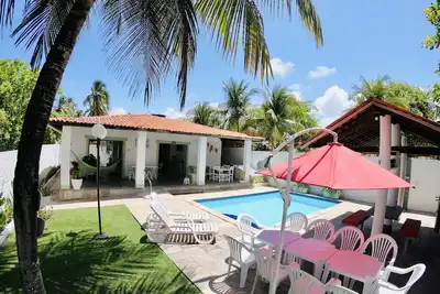 Image de Maison de plage meublée avec piscine et barbecue - 5 chambres, 4 salles de bains.
