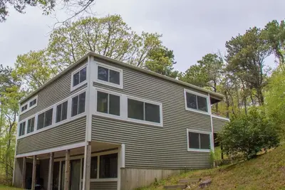 Image de Maison spacieuse et moderne, proche de la plage, cadre privé de Tom's Hill.