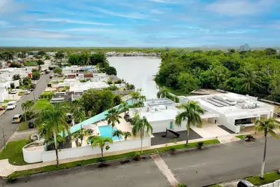 Image de Villa de luxe au bord de l'eau avec une piscine et un quai incroyables
