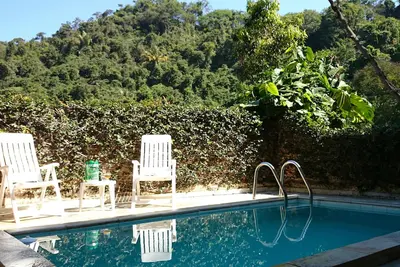 Image de 10 personnes confortablement! Près de la meilleur de Rio! Charmante maison! Piscine! Voir!