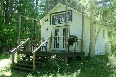 Image de Charme Woodstock Teahouse Cottage par le ruisseau Ă truites Sawkill Creek