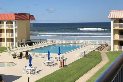 Image de Communauté face à l'océan avec une superbe vue sur la plage depuis le condo. 2/2 sur la plage sans voiture.