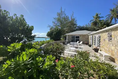 Image de Stone Beach Cottage TikiHut Kayaks paddleboards WiFi Terrasse en bord de mer Jardins