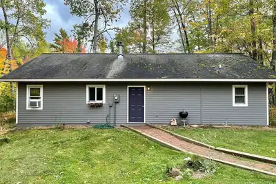 Image de 2 chambres 2 salles de bain Cottage Neslted dans les bois