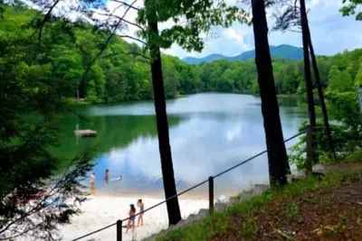 Image de Août Nit Gratuit avec 5Huge Log Home Lac, Plage, Riviere, cascades, animaux domestiques Asheville / Randonnée pédestre