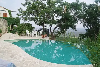 Image de Appartement avec des vues incomparables dans le Sud de la France et une superbe piscine