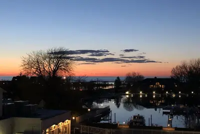Image de Condo De Luxe Avec Vue Panoramique Sur Le Lac, Le Port Et La Nature
