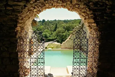 Image de Une belle maison ancienne en pierre de 270 m2 et 3 terrasses avec vue sur collines boisées.