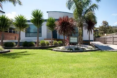 Image de Cambroe - Maison moderne Ă Lakes Entrance, en face du golf et proche de la plage