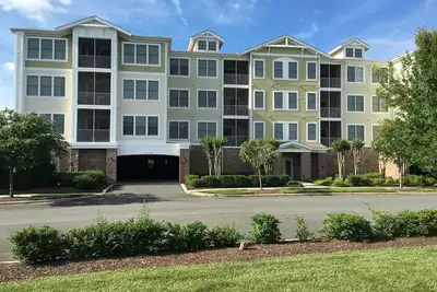 Image de Le meilleur de Bayside! Condo de design nouvellement meublé - Étapes de la piscine et du golf