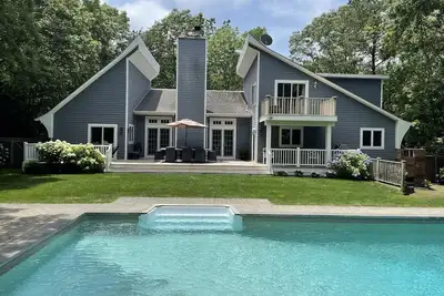 Image de East Hampton Beach House avec piscine d'eau salée chauffée et 2 Master Suites
