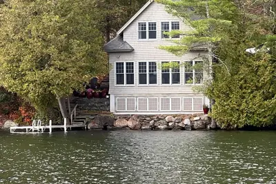 Image de Récent chalet d'une chambre au bord de l'eau sur le lac St. Catherine avec des kayaks