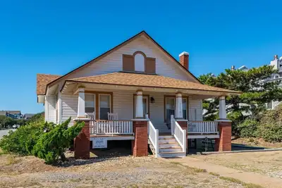 Image de 407 Tillett - Saturday Cozy Cottage Fronts Beach Rd.