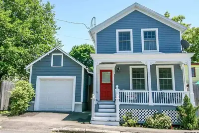 Image de Bungalow Hudson - confortable maison de 3 chambres avec grand jardin - Ă quelques pas de la rue Warren!