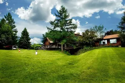 Image de Vaste domaine rustique avec étang de baignade alimenté par le printemps et tennis