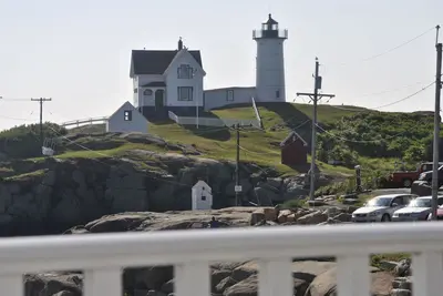 Image de Bold Ocean Front Cottage à Nubble light house