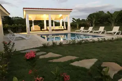 Nouvelle villa tropicale chic personnalisée 4 Br / 4 Ba 2 niveaux à Residencial Hispaniola
