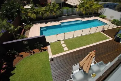 Image de Propriété familiale 'Beach Oasis' à seulement quelques secondes de la plage avec votre propre piscine