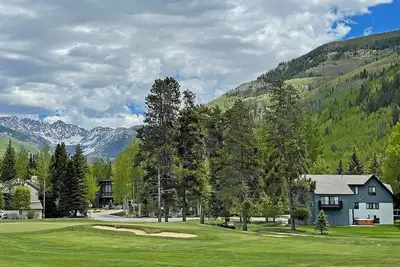 Image de Niché dans les montagnes, parcours de golf fantastique
