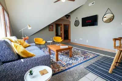 Image de Private 3 Br Loft w / vue sur la ville - 1 mile du centre-ville!