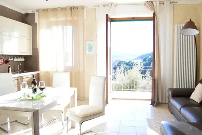 Image de Deux chambres brillantes et fraîches appartement 140 avec parking public gratuit.