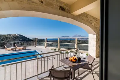Image de Villa Ovgoro, bâtiment de 3 étages avec piscine et chauffage au sol.