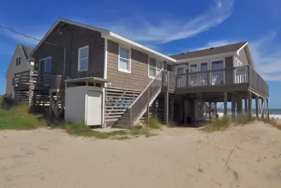 Image de 510 - Ocean Front Home avec un intérieur spacieux et une vue dégagée sur l'océan