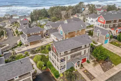 Image de Astonishing Ocean Views from this Hilltop Three-Story Luxury Home with Hot Tub!